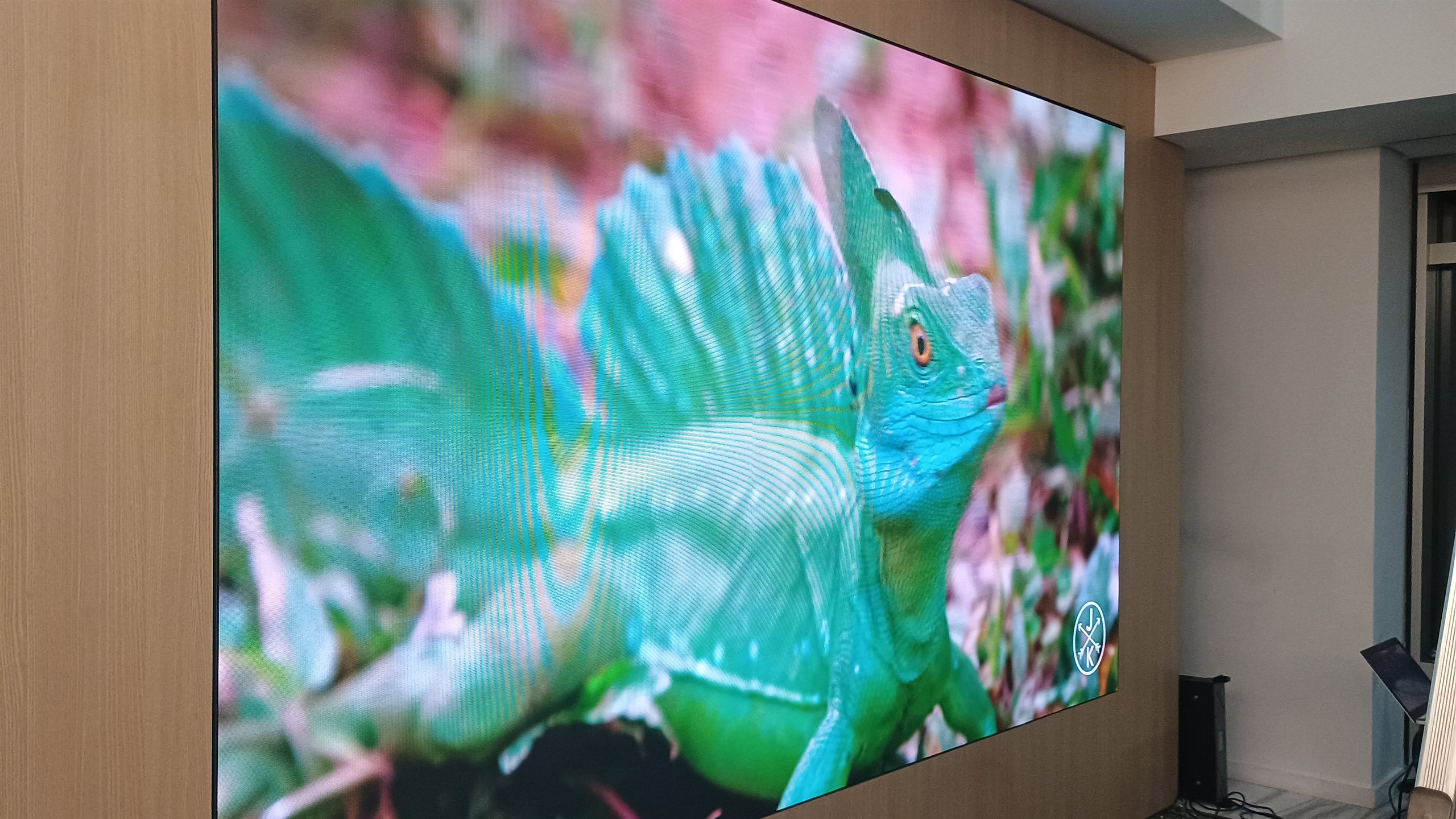 Painel de LED P1.8 fine pitch instalado pela Optiart para a Warner Bros, exibindo imagem em alta definicao em parede corporativa