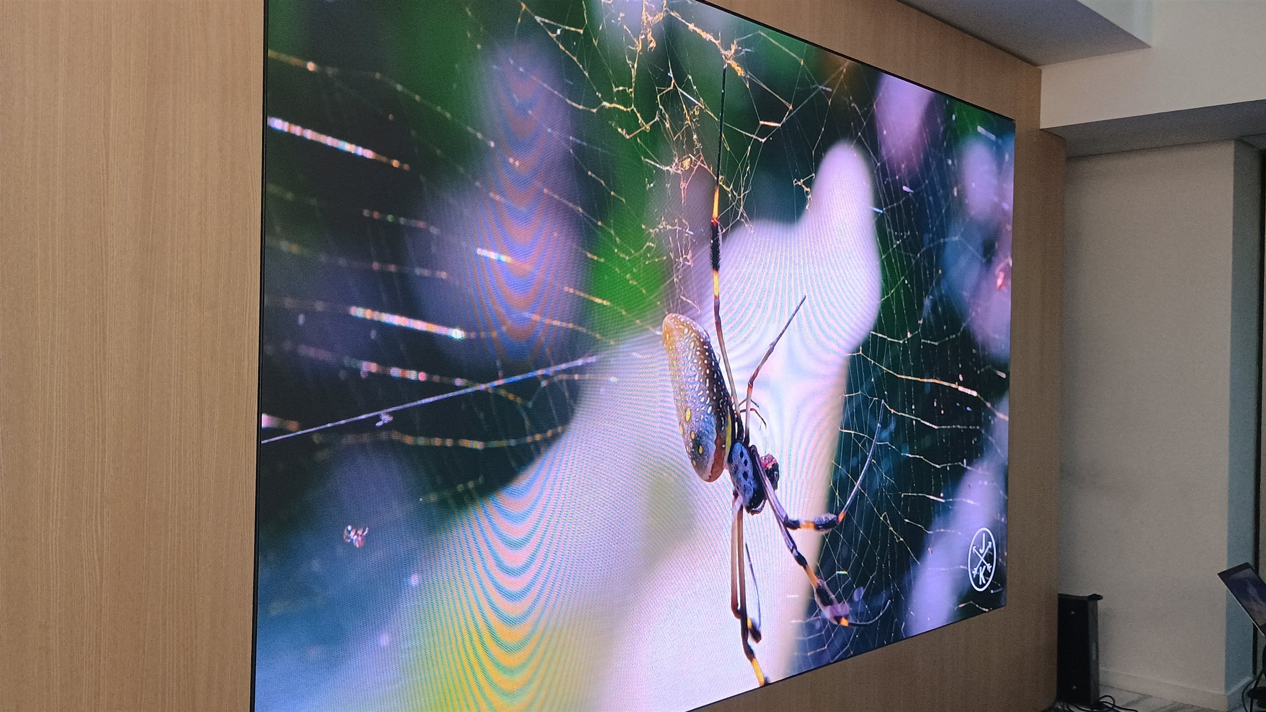 Painel de LED fine pitch P1.8 da Optiart na Warner Bros mostrando conteudo dinamico em ambiente corporativo