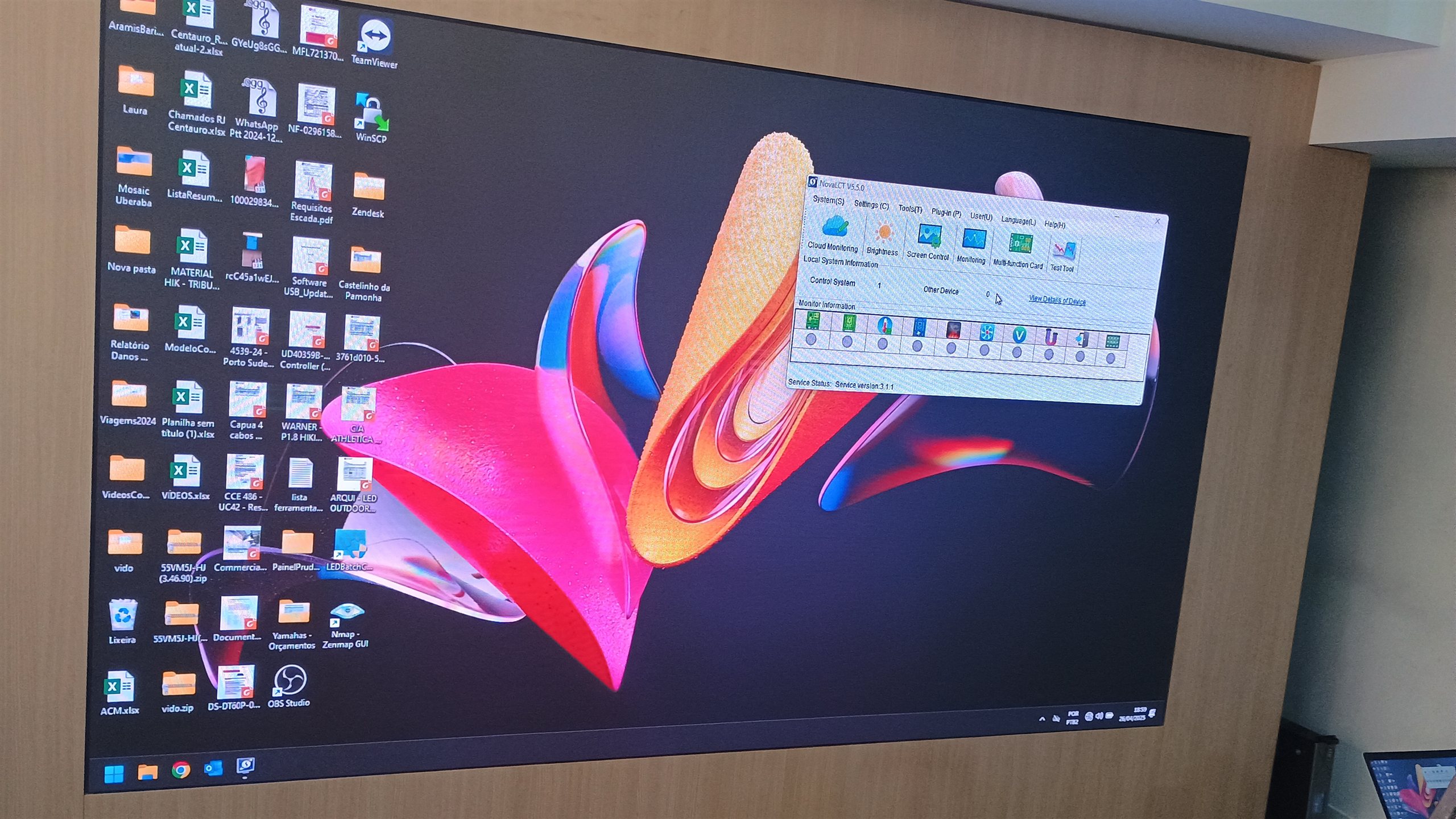 Painel de LED P1.8 da Optiart integrado a parede da Warner Bros exibindo conteudo em sala corporativa