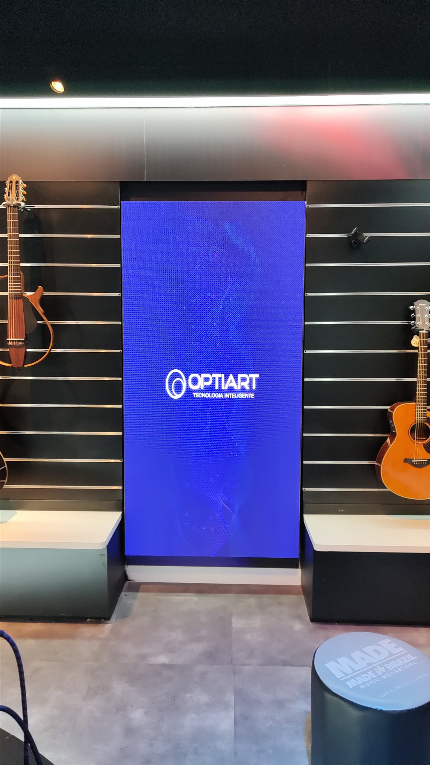 Painel de LED retrato integrado à parede expositora de loja de instrumentos musicais