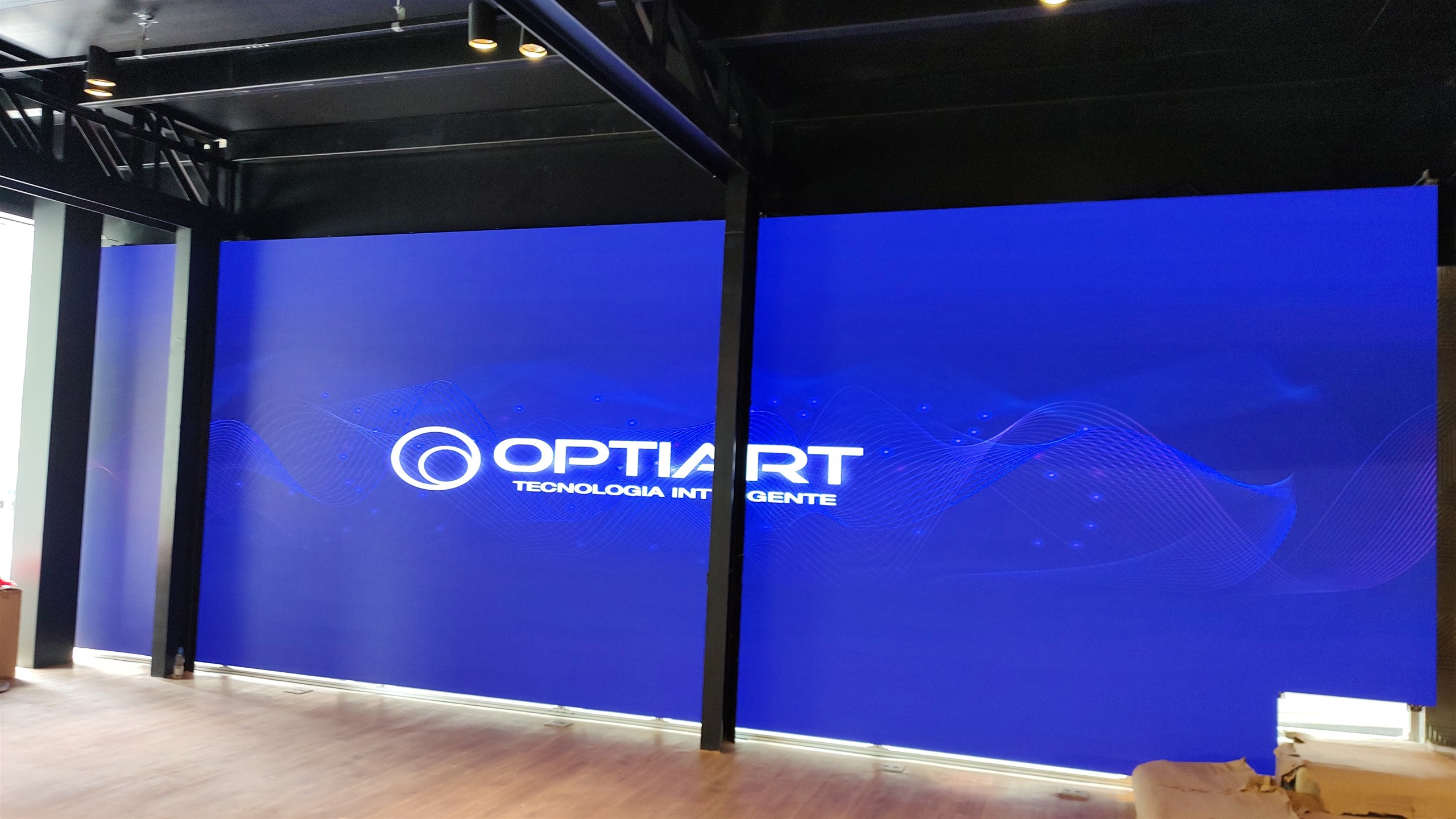 Dois painéis de LED ligados com conteúdo institucional no showroom Yamaha Intermezzo