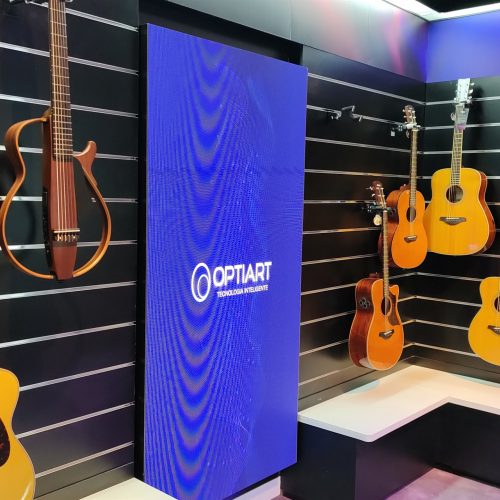 Painel de LED da Optiart instalado na loja de instrumentos musicais Yamaha Made in Brazil, cercado por violoes