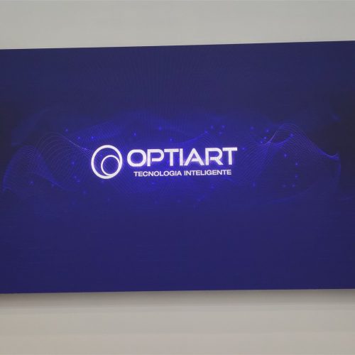 Painel de LED indoor P2.5 instalado em parede de ambiente corporativo da Zeiss em Campinas, exibindo conteudo institucional