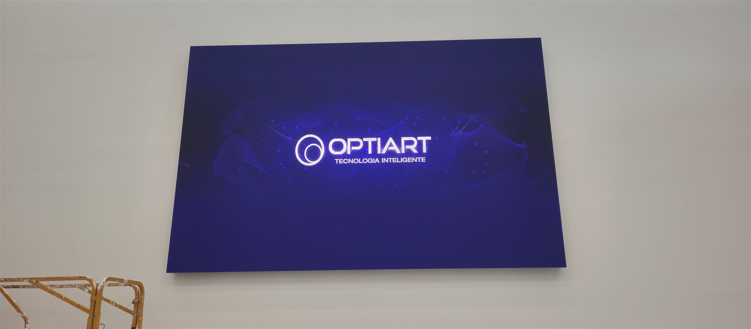 Painel de LED indoor P2.5 instalado em parede de ambiente corporativo da Zeiss em Campinas, exibindo conteudo institucional