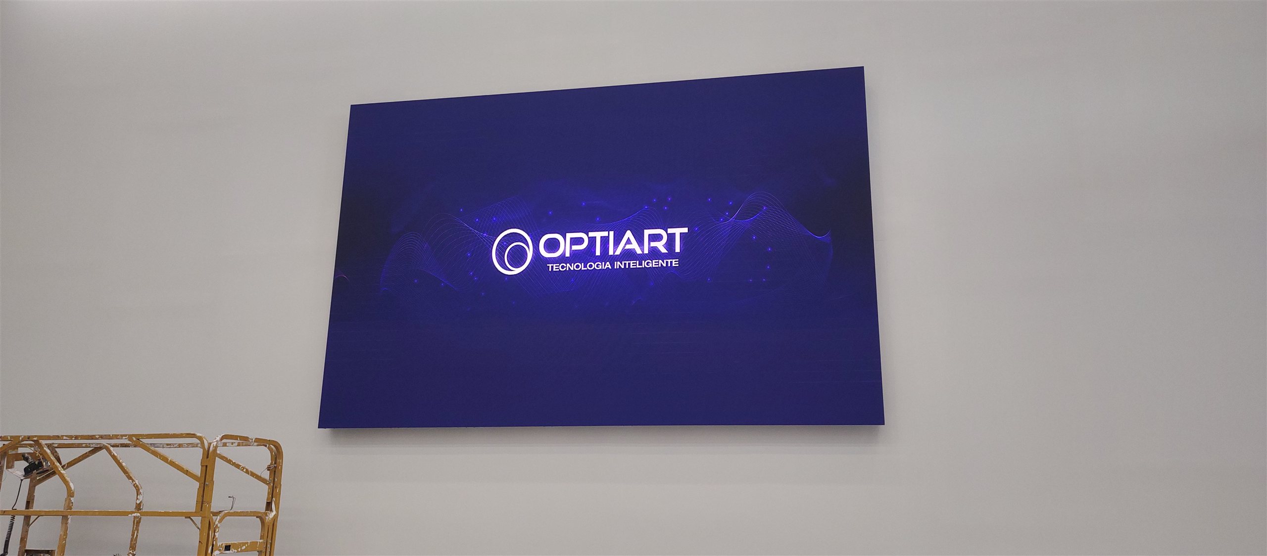 Painel de LED da Optiart em operacao no ambiente corporativo da Zeiss, tela unica sem molduras