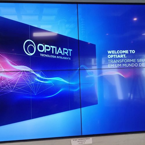 VideoWall 2x2 na Prudential São Paulo Hereos exibindo conteúdo corporativo em tela cheia