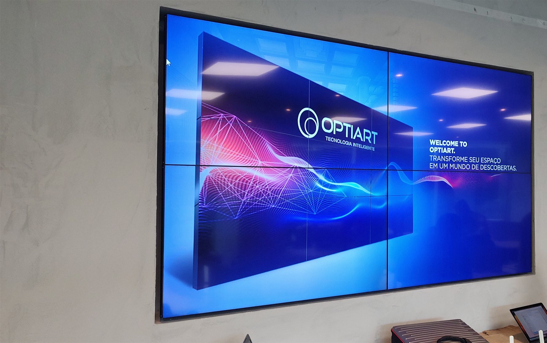 VideoWall 2x2 da Prudential Invictus visto em ângulo no ambiente de trabalho