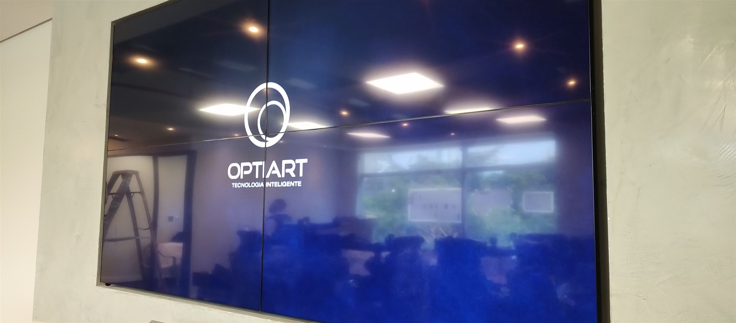 VideoWall 2x2 da Prudential Pride em vista aproximada mostrando a grade de quatro telas