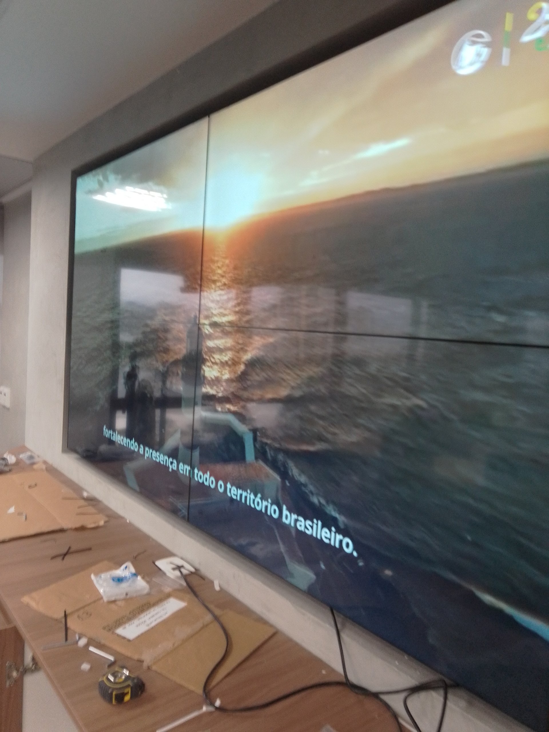 VideoWall 2x2 da Prudential Fênix com imagem de pôr do sol atravessando as quatro telas