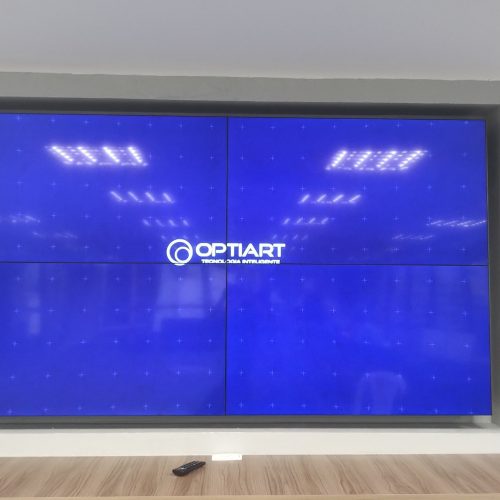 VideoWall 2x2 ligado em nicho na parede da agência Black Belt da Prudential, no Rio de Janeiro