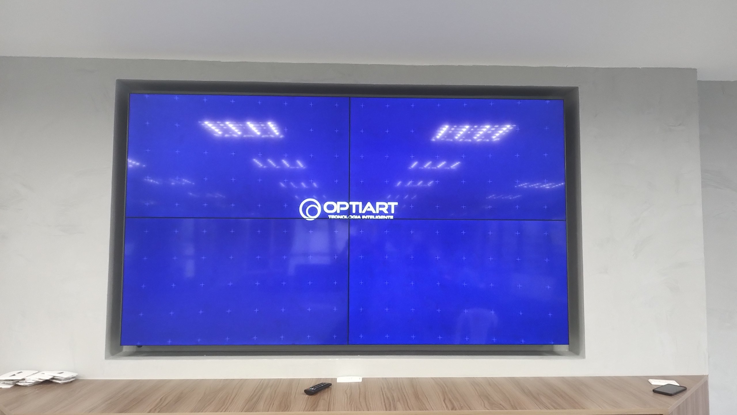 VideoWall 2x2 ligado em nicho na parede da agência Black Belt da Prudential, no Rio de Janeiro