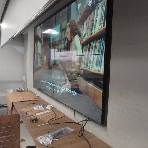 VideoWall 2x2 da agência Fênix da Prudential exibindo vídeo institucional em tela cheia