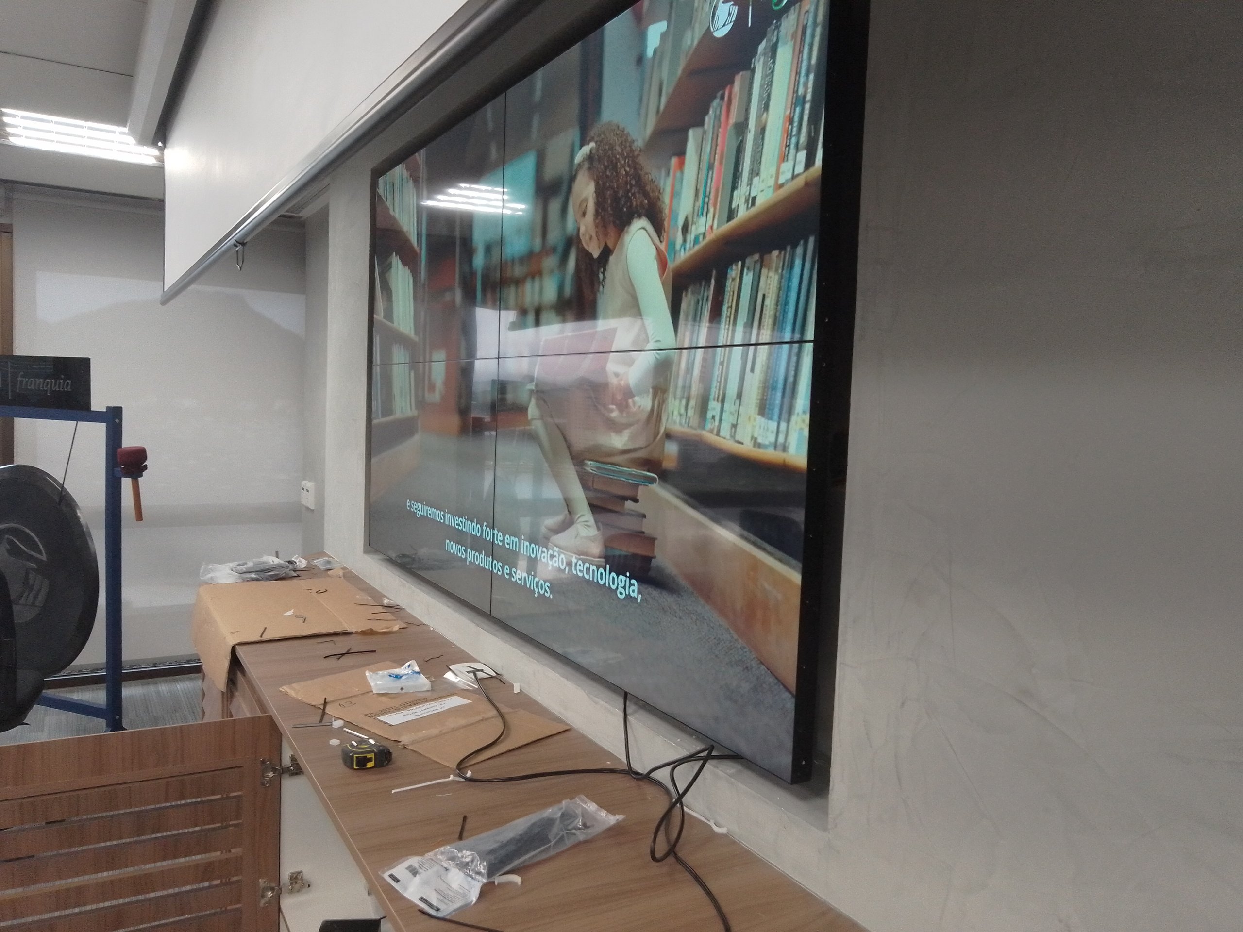 VideoWall 2x2 da agência Fênix da Prudential exibindo vídeo institucional em tela cheia