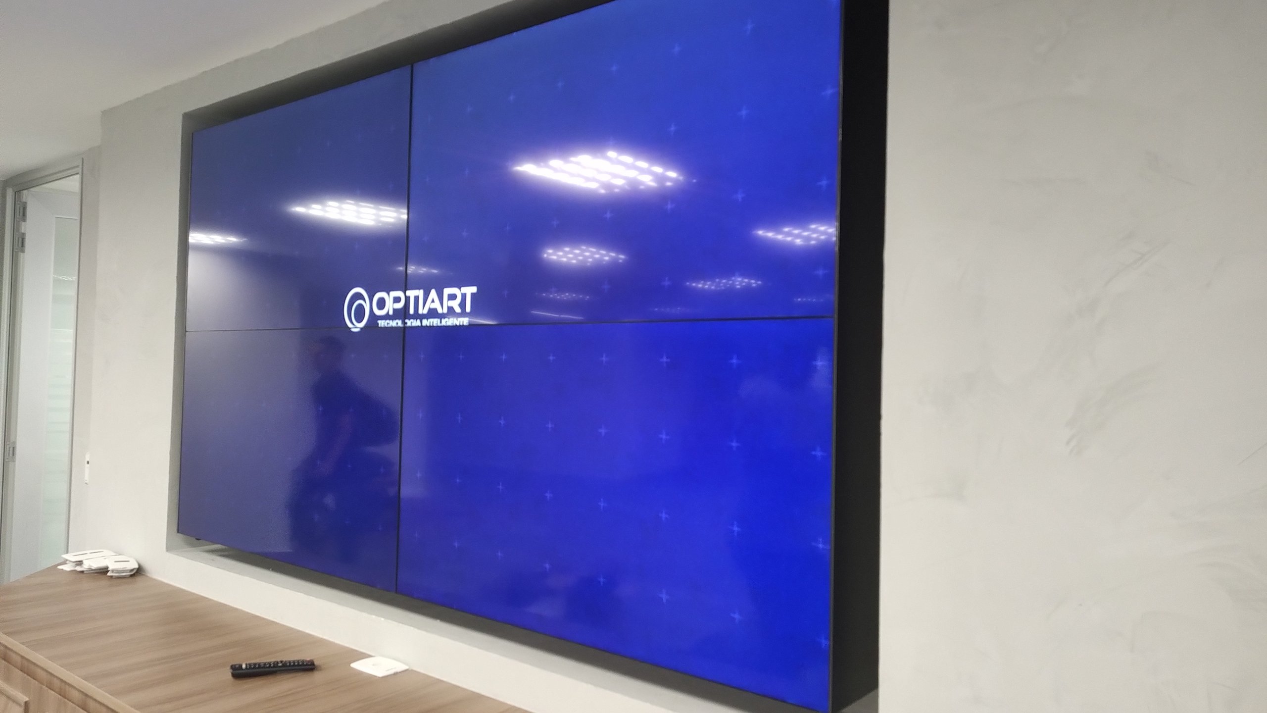 Detalhe do VideoWall 2x2 da Prudential Black Belt mostrando as emendas finas entre as quatro telas