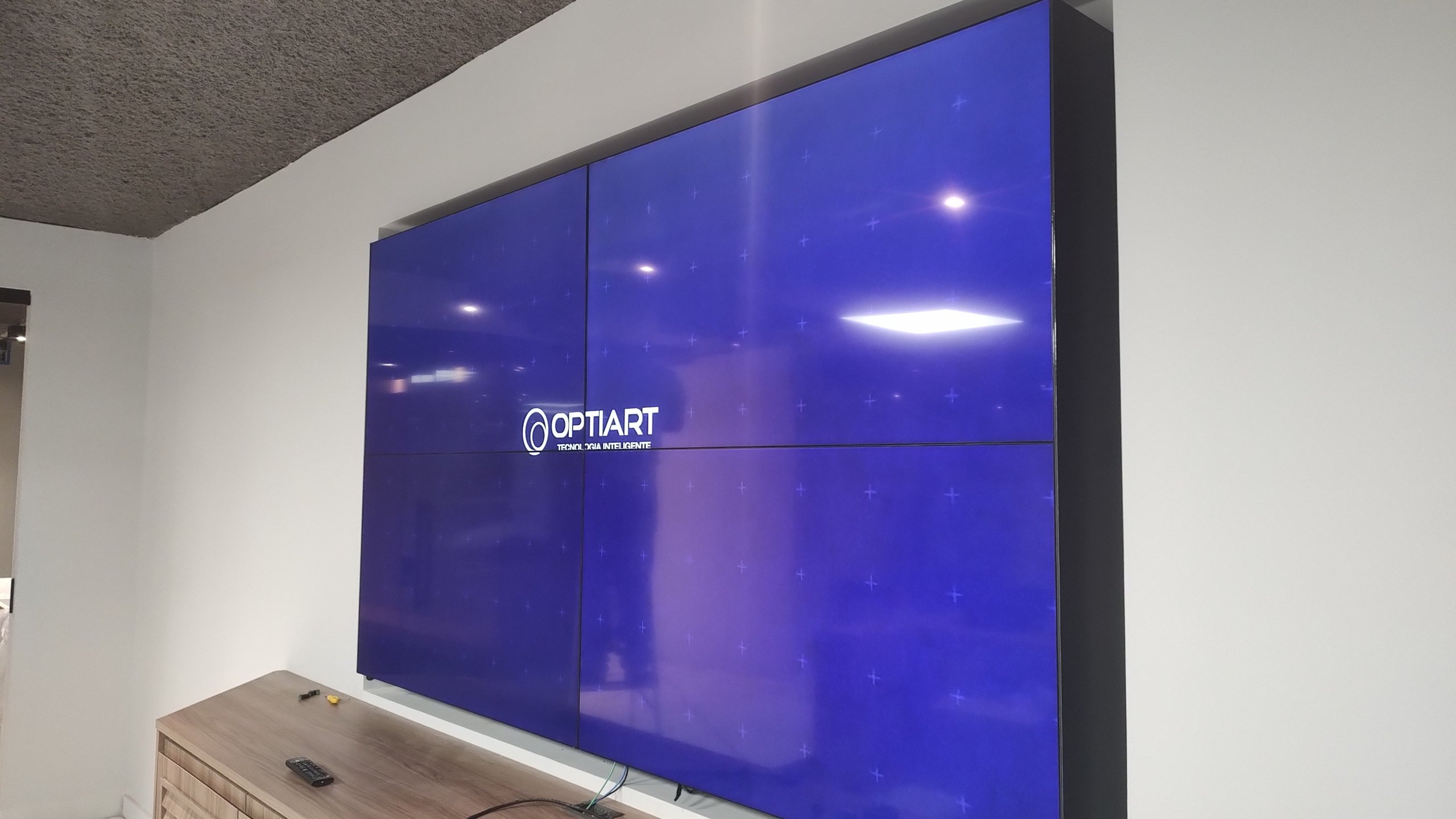 Vista lateral do VideoWall 2x2 da Prudential Vitória mostrando o fechamento lateral do nicho