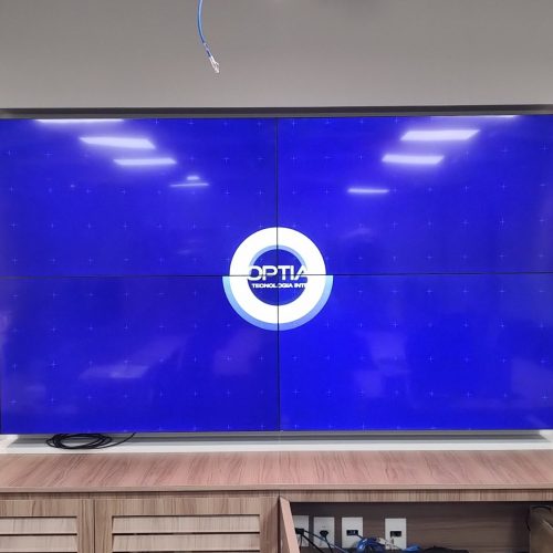 VideoWall 2x2 ligado em nicho na parede do escritório da Prudential no Batel, em Curitiba