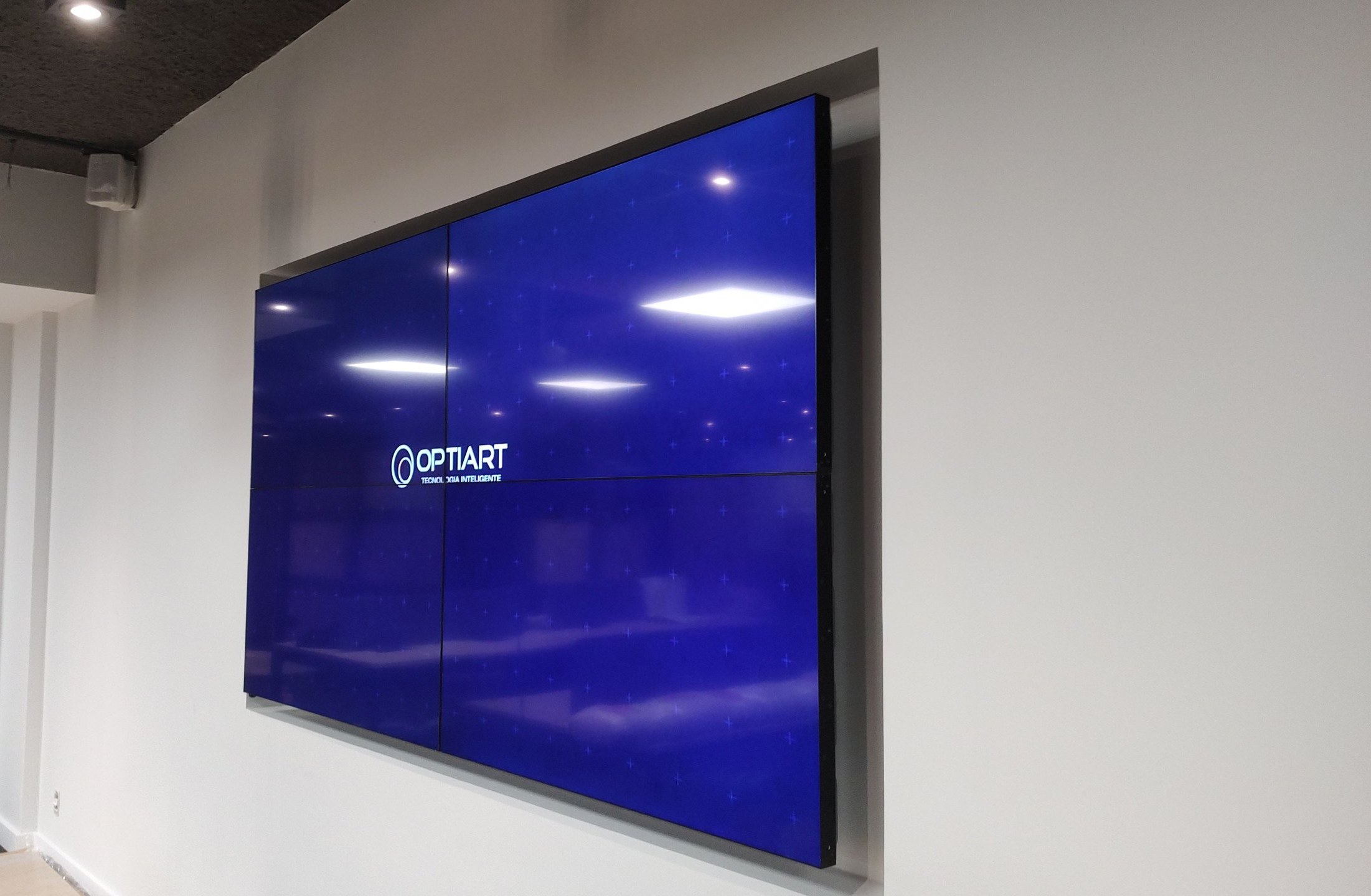 VideoWall 2x2 da Prudential no Rio de Janeiro visto em ângulo, embutido em nicho na parede