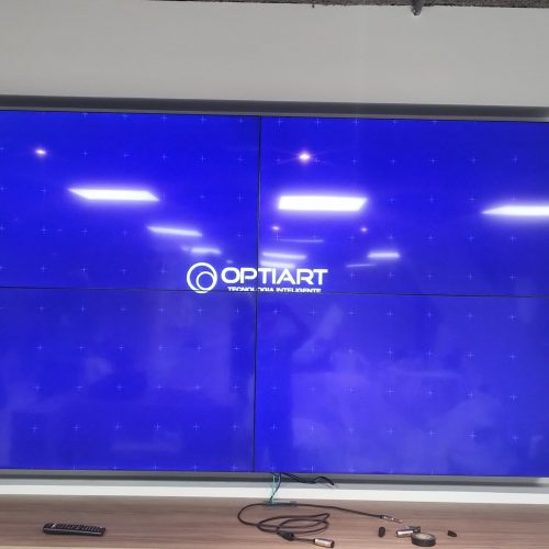 VideoWall 2x2 ligado em nicho na parede do escritório da Prudential em Vitória, visto de frente