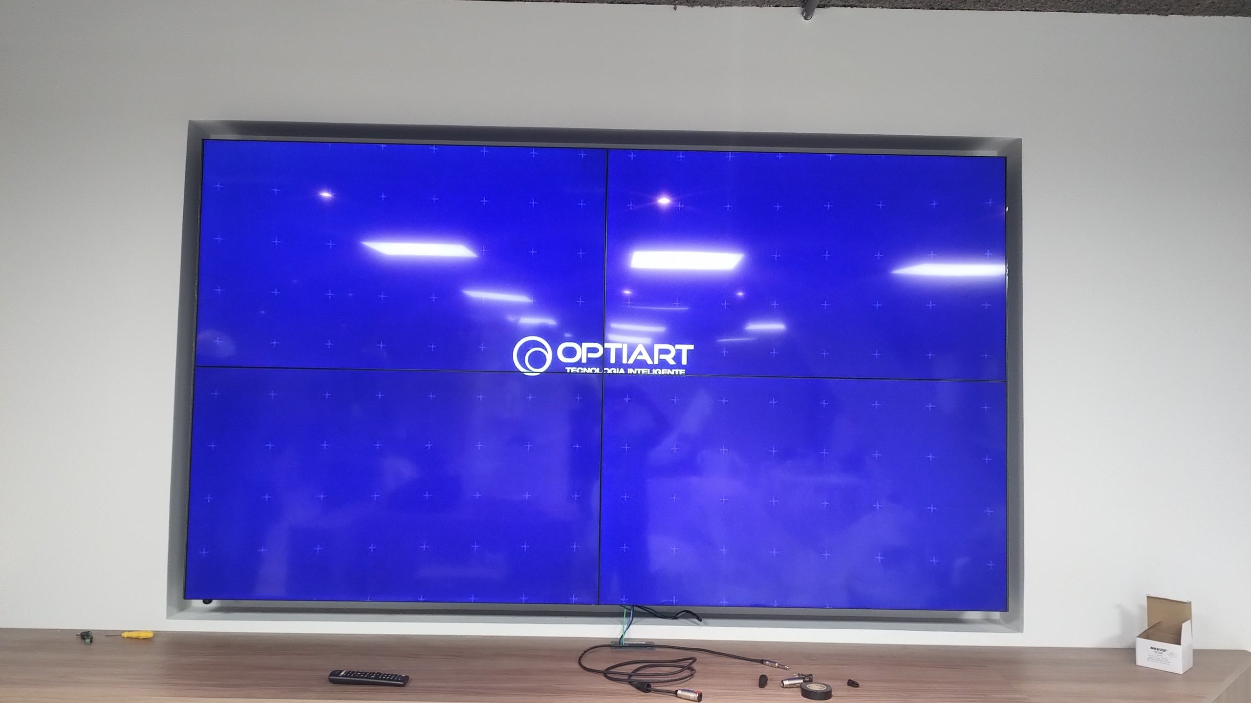 VideoWall 2x2 ligado em nicho na parede do escritório da Prudential em Vitória, visto de frente