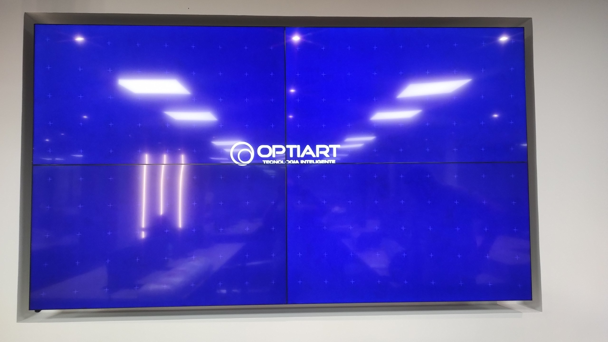 Detalhe frontal das quatro telas do VideoWall 2x2 da Prudential Rio de Janeiro, acesas e alinhadas