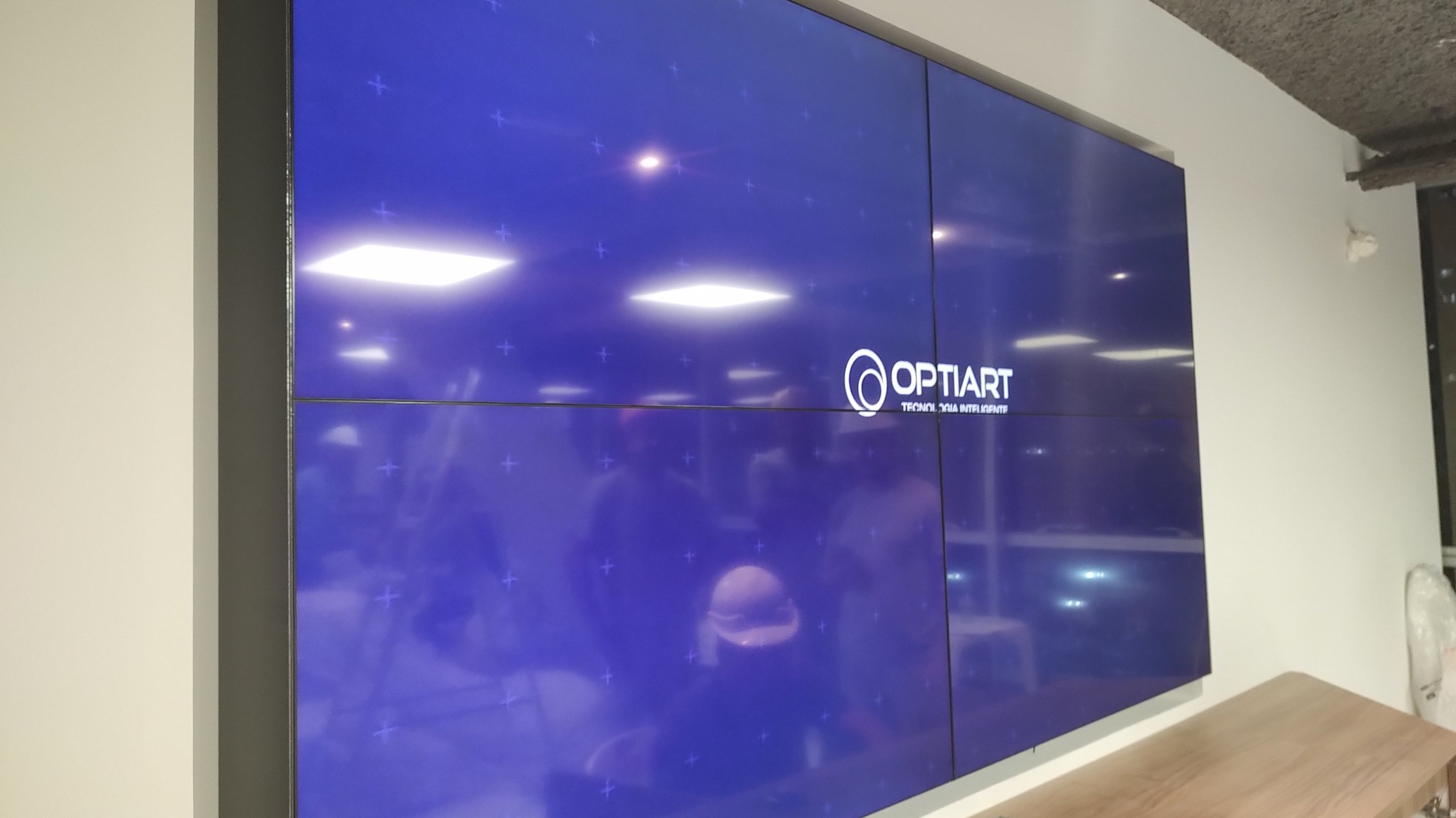 VideoWall 2x2 da Prudential Vitória em ângulo, com as quatro telas alinhadas e ligadas