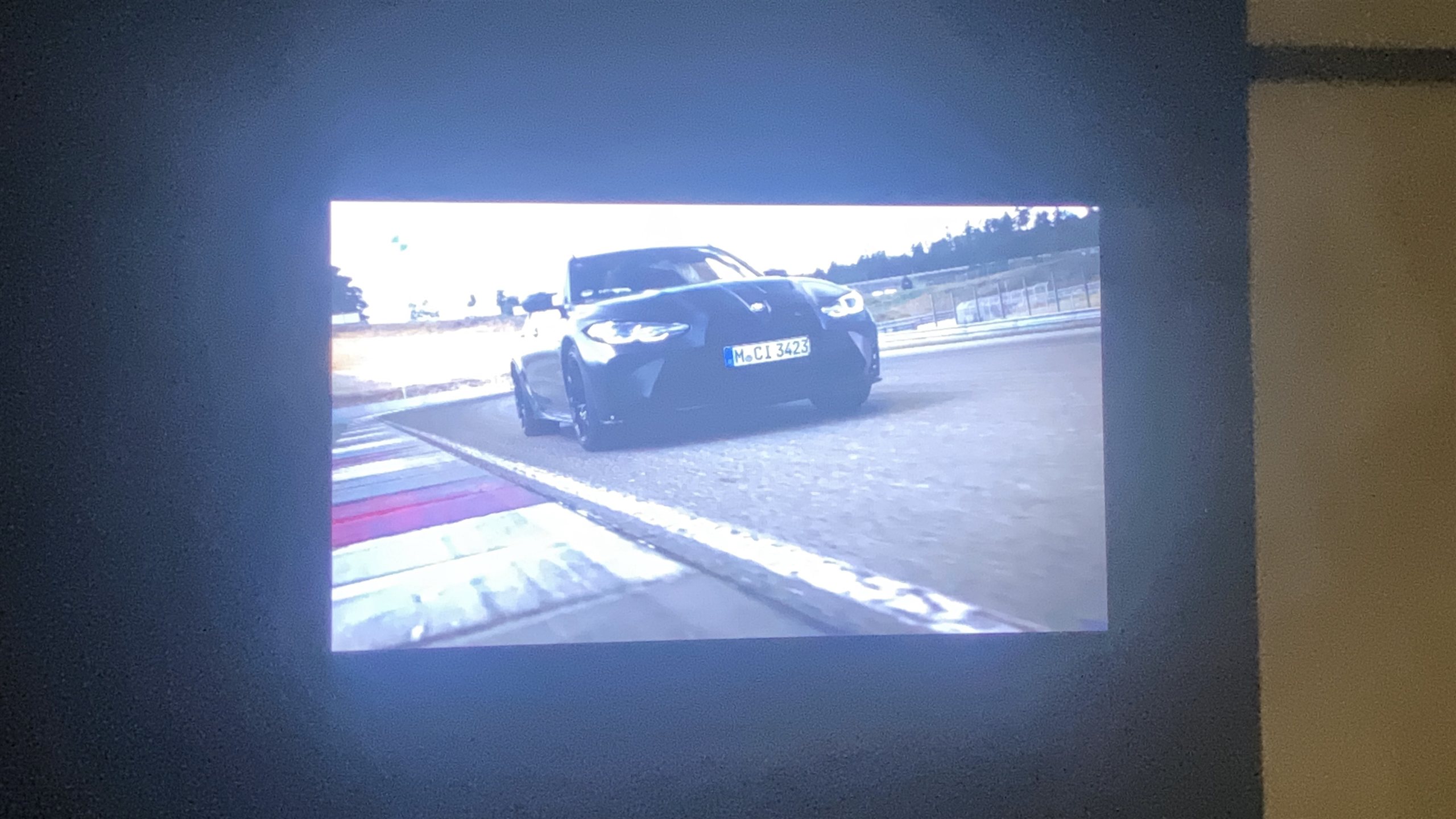 Painel de LED fine pitch P2.5 da Optiart exibindo video de carro em movimento na concessionaria Grand Brasil em Barueri