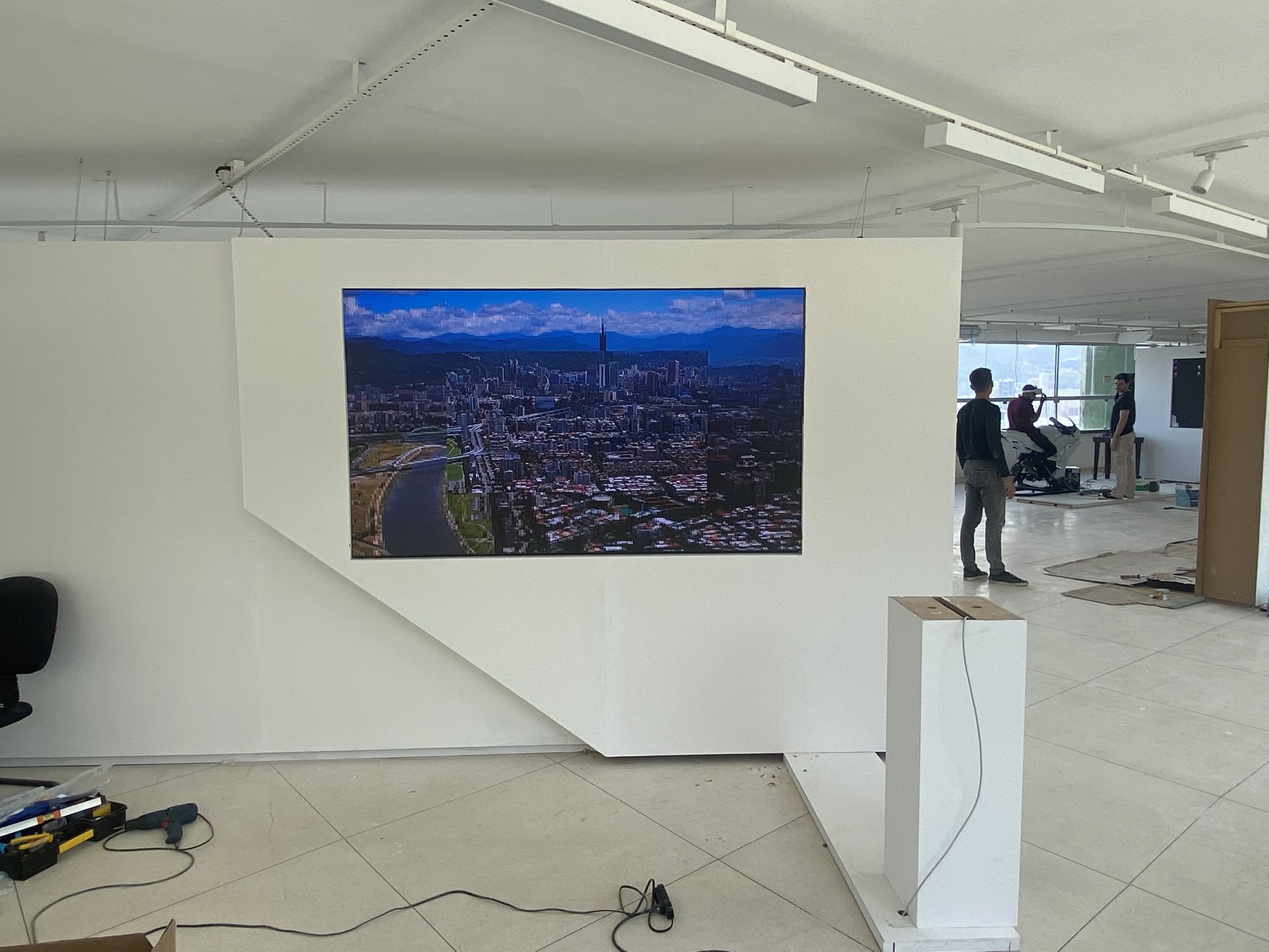 Painel de LED indoor ligado em parede cenográfica branca da exposição do Museu do Esporte no Rio de Janeiro