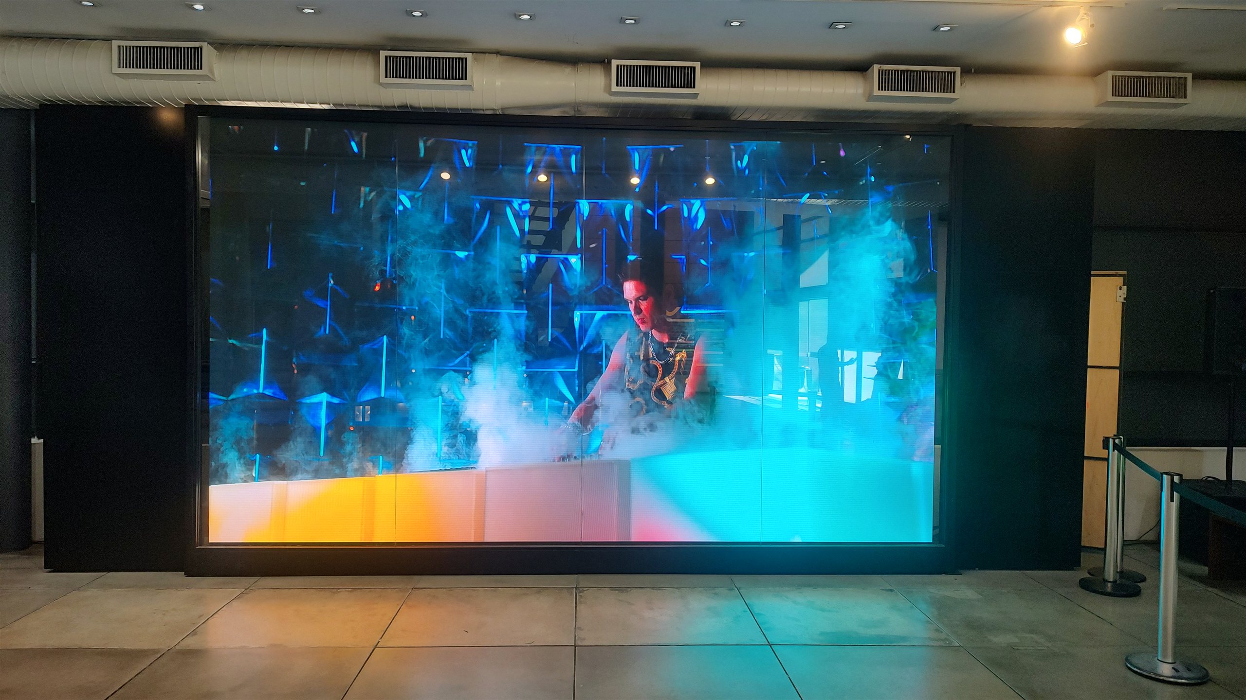Painel de LED indoor do Oi Futuro com conteúdo artístico de DJ em cores vibrantes