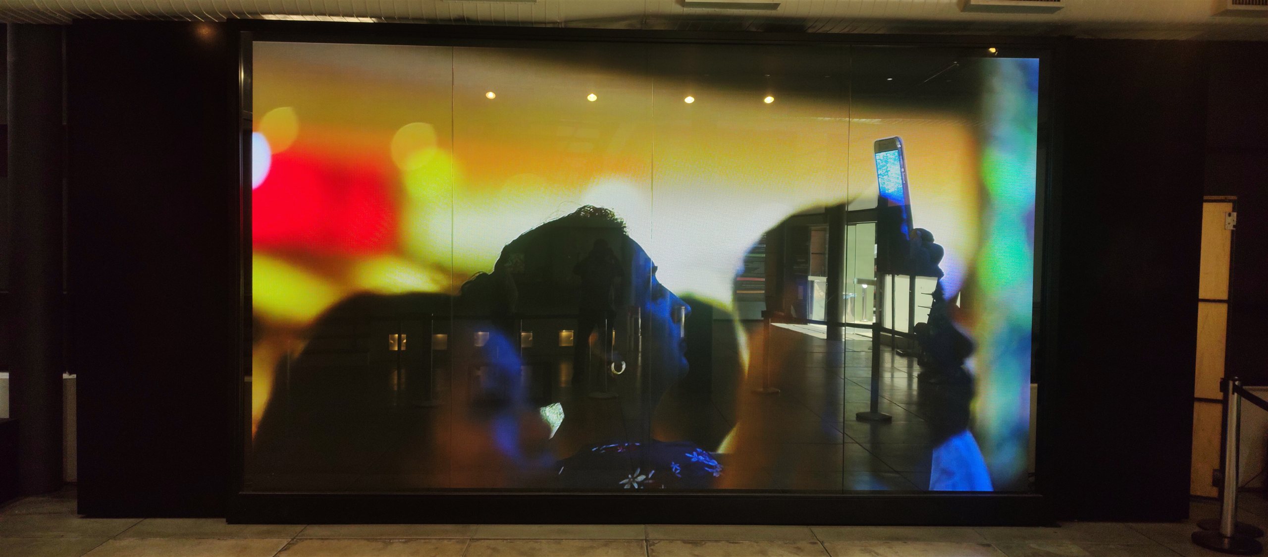 Painel de LED de 4,80 x 2,88 metros exibindo videoarte no centro cultural Oi Futuro