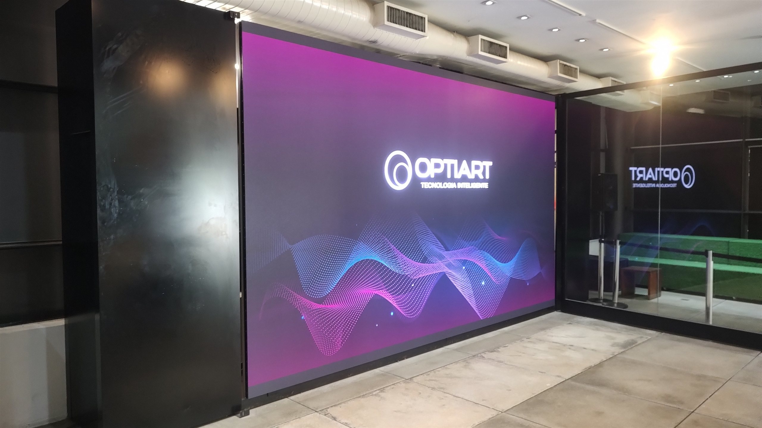 Painel de LED ligado como vitrine digital no Oi Futuro, no Rio de Janeiro