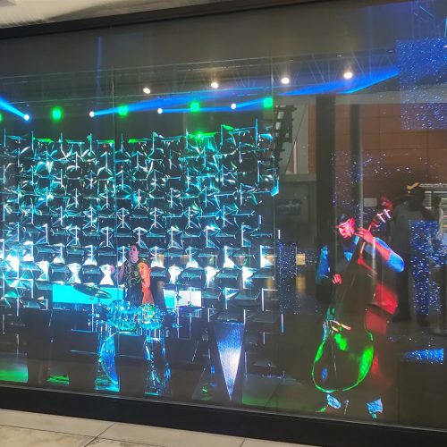 Painel de LED P2.5 na vitrine do Oi Futuro exibindo apresentação musical em alta definição