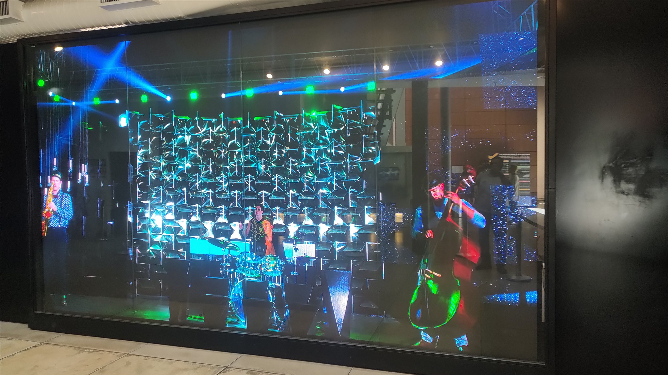 Painel de LED P2.5 na vitrine do Oi Futuro exibindo apresentação musical em alta definição