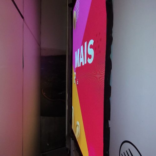 Painel de LED P2.5 vertical exibindo conteúdo colorido de campanha em ação de ativação de marca no Shopping Eldorado, em São Paulo