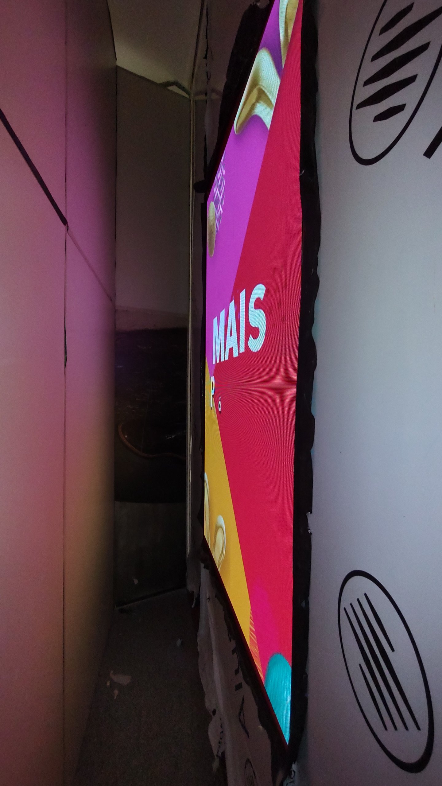 Painel de LED P2.5 vertical exibindo conteúdo colorido de campanha em ação de ativação de marca no Shopping Eldorado, em São Paulo