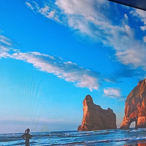 Painel de LED P2.5 exibindo paisagem de praia em alta definição na loja da Yamaha