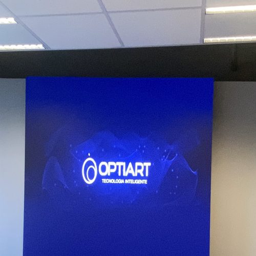 Painel de LED P1.5 de 1,92 x 1,92 m instalado em escritorio de instituicao financeira