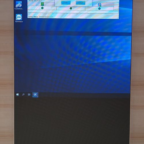 Painel de LED P1.8 vertical ligado durante o comissionamento em loja de moda de luxo em São Paulo