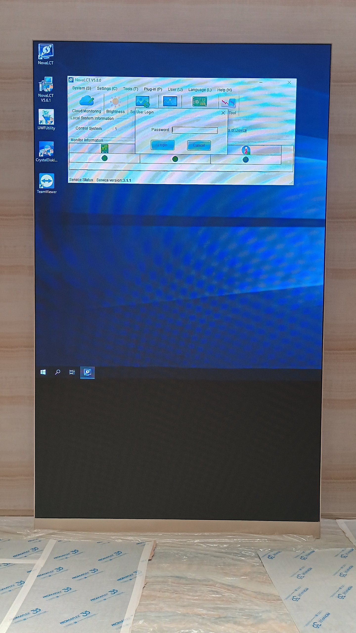 Painel de LED P1.8 vertical ligado durante o comissionamento em loja de moda de luxo em São Paulo