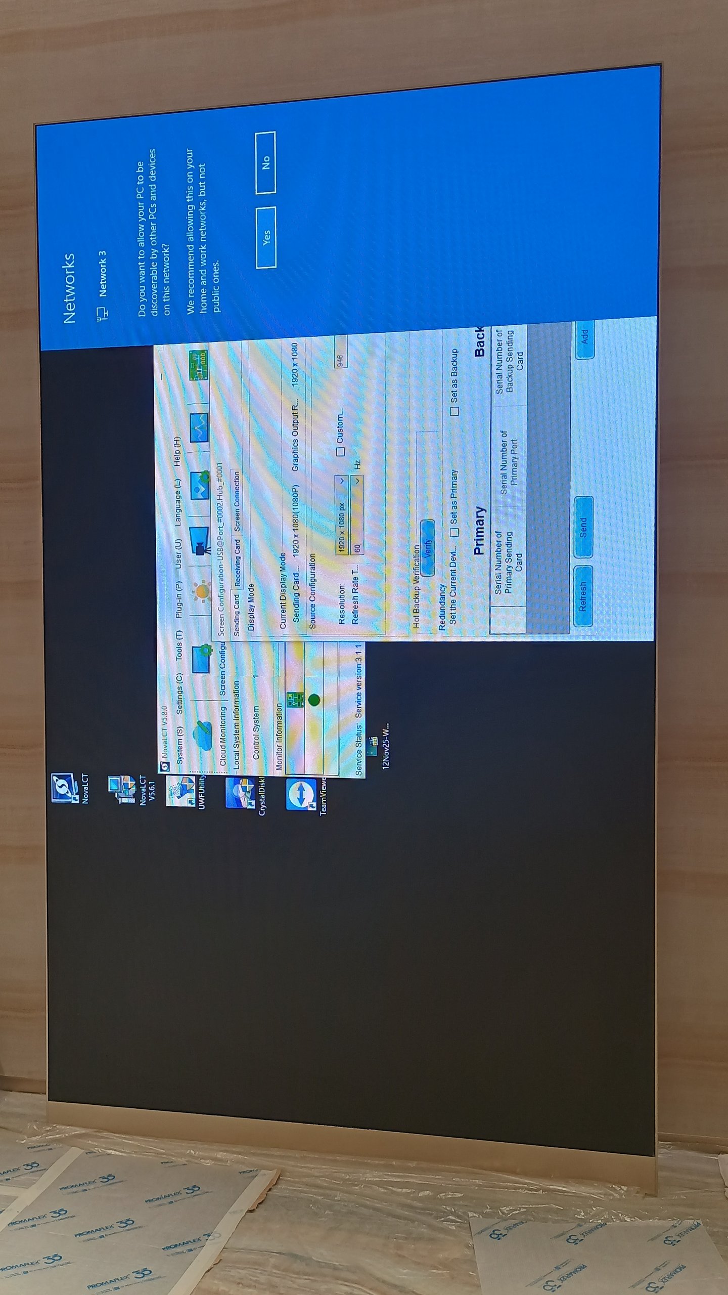 Painel de LED P1.8 indoor ligado, integrado à marcenaria da loja de moda de luxo
