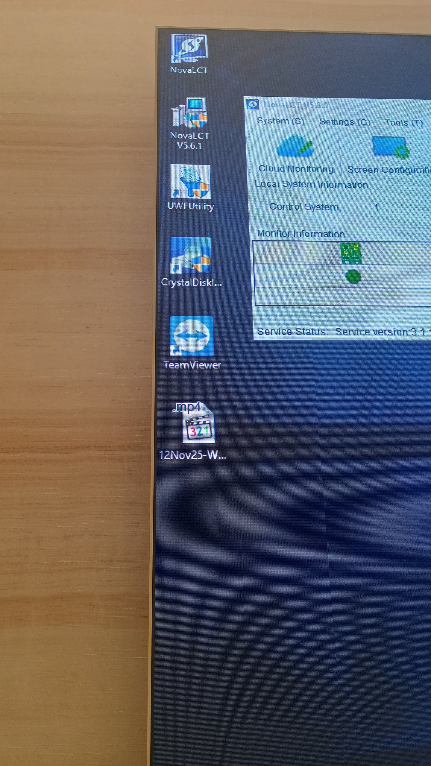 Detalhe da superfície fine pitch do painel de LED P1.8 exibindo conteúdo de teste
