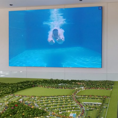 Painel de LED P1.8 exibindo video institucional em stand de vendas imobiliario em Alta Floresta/MT