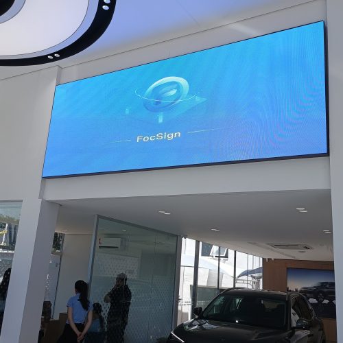Painel de LED P2.5 paisagem ligado sobre a entrada do showroom da concessionária Geely nos Jardins, São Paulo