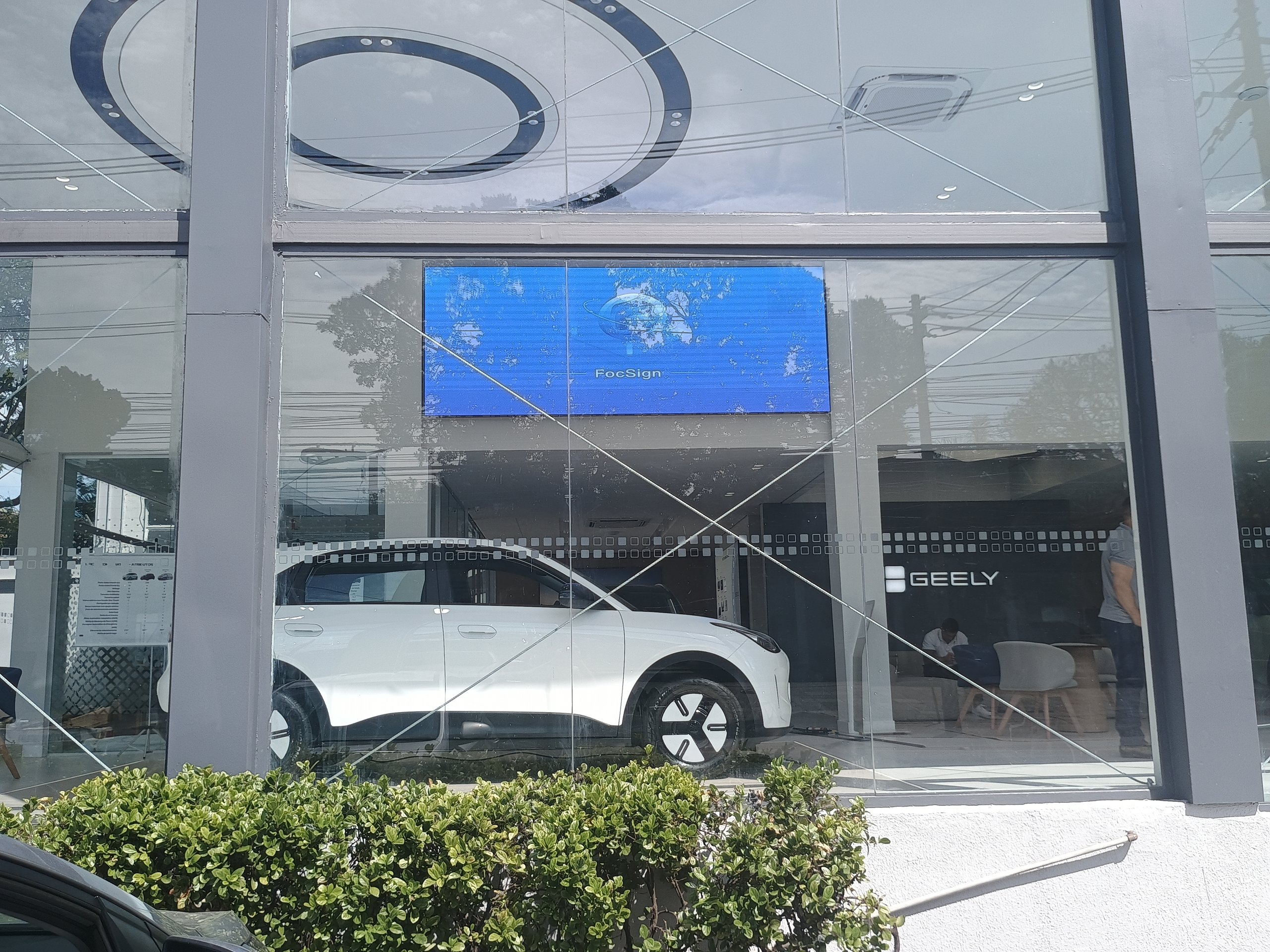 Fachada do showroom Geely com o painel de LED P2.5 ligado visto da rua