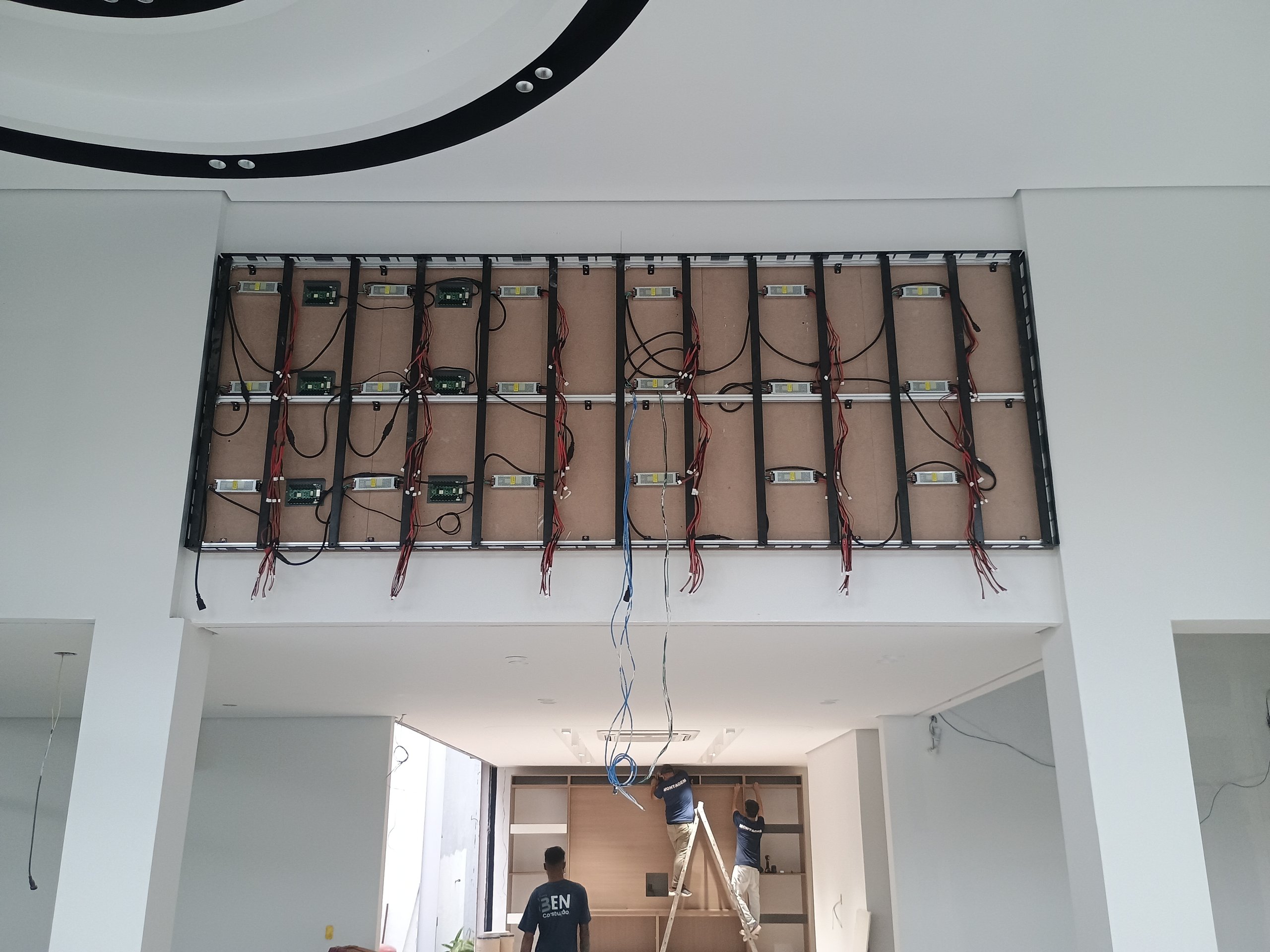 Montagem da estrutura do painel de LED P2.5 sobre a entrada do showroom da concessionária