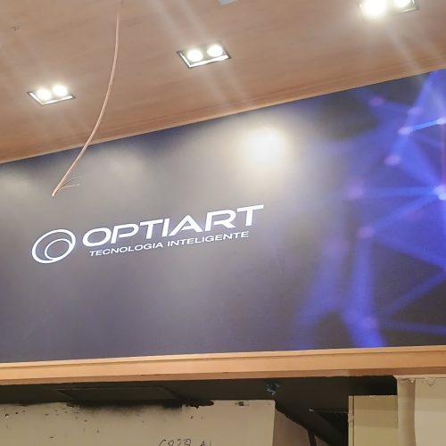 Painel de LED P2.5 embutido em nicho de marcenaria de loja em shopping, ligado com conteudo institucional