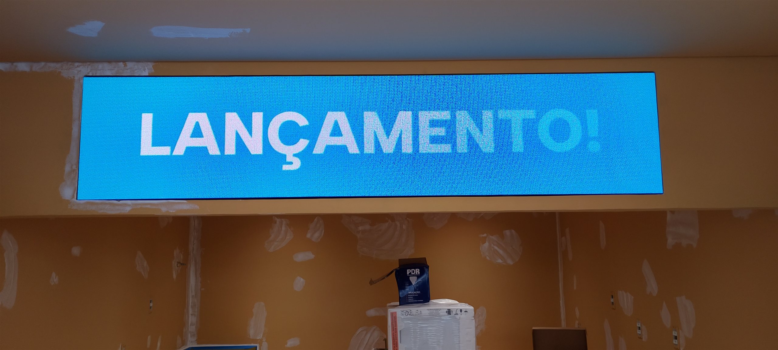 Painel de LED P2.5 de 2,24 x 0,48 m exibindo chamada de lancamento na OhWhey Campinas
