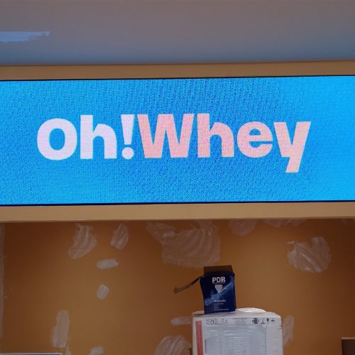 Testeira em painel de LED P2.5 exibindo o logotipo Oh!Whey na unidade de Campinas