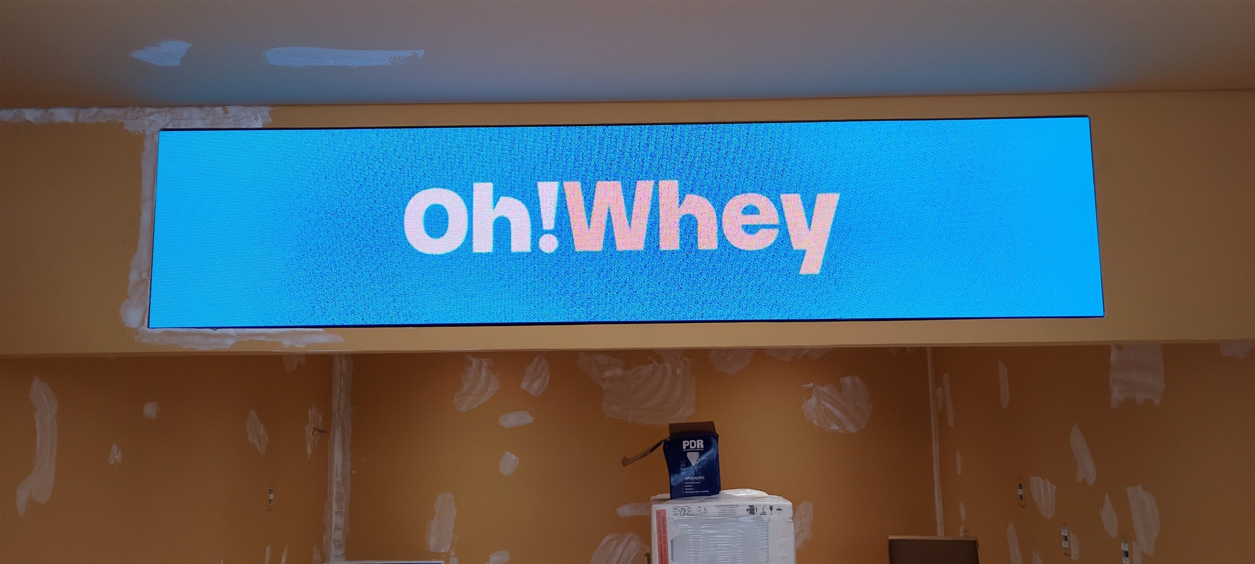 Testeira em painel de LED P2.5 exibindo o logotipo Oh!Whey na unidade de Campinas