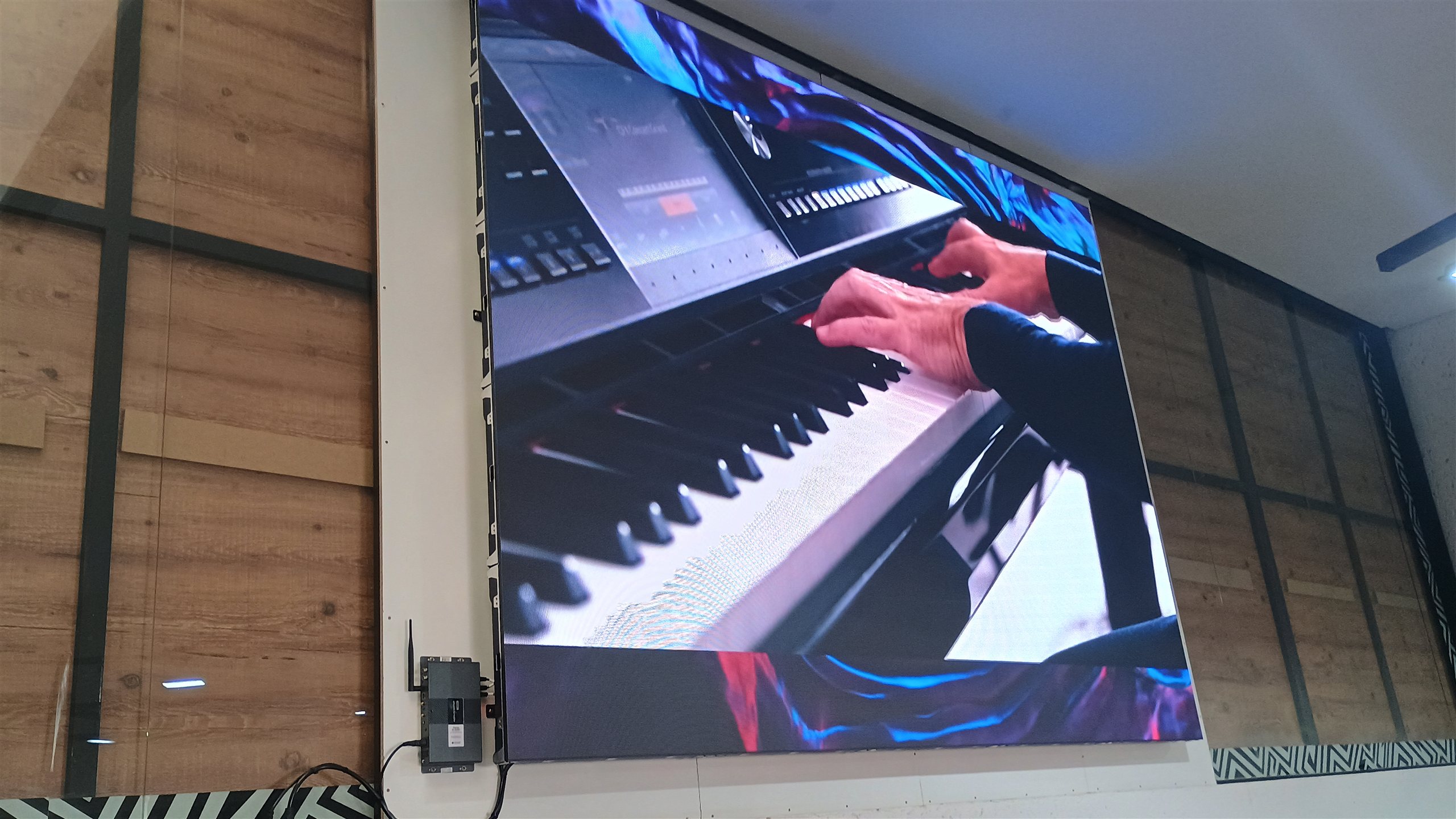 Painel de LED fine pitch P2.5 instalado no palco da loja de instrumentos musicais Yamaha Beaver exibindo piano em close