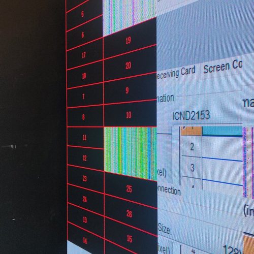 Painel de LED P2.5 ligado exibindo test pattern de comissionamento na vitrine da Yamaha Intermezzo